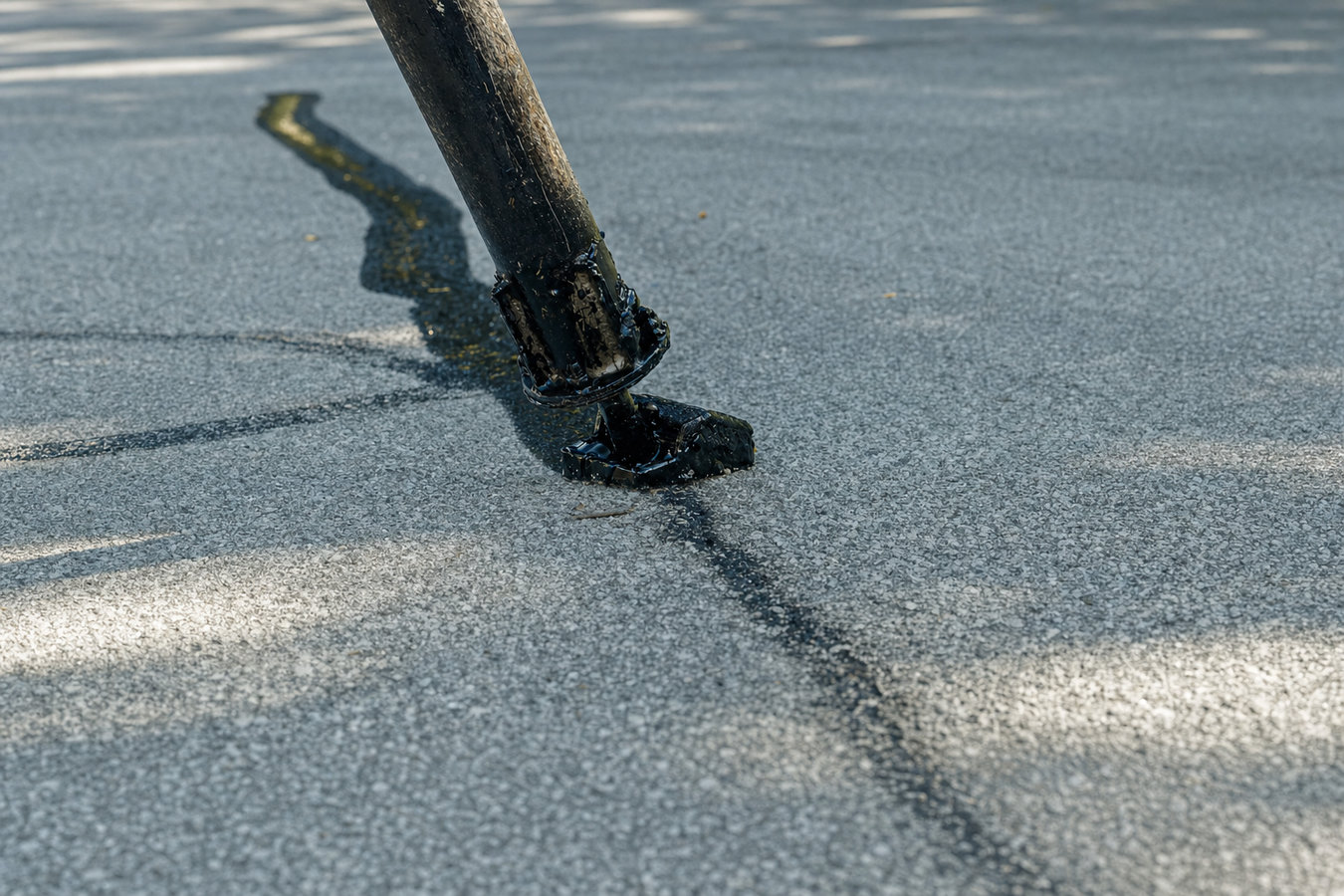 Asphalt crack sealing